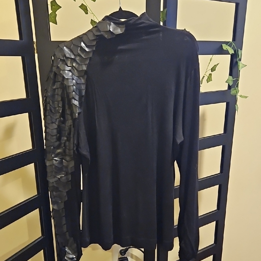 AKIRA Black Textured Top